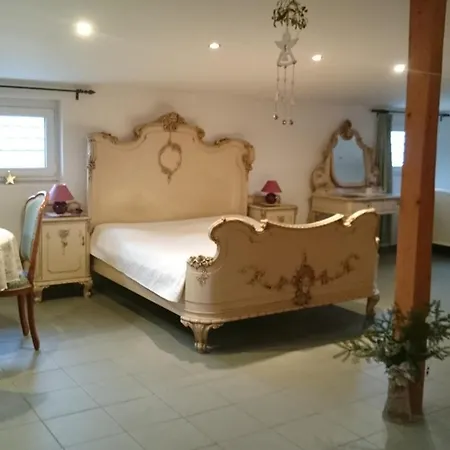 Sarka Apartment *